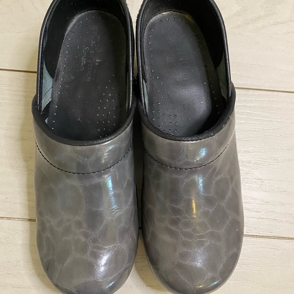 Sanita brand clogs in gray croc pattern size 38(6/2-7) - Picture 3 of 15
